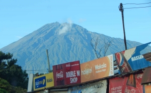 Shops in Arusha mit dem Gipfel des Mount Meru im Hintergrund
