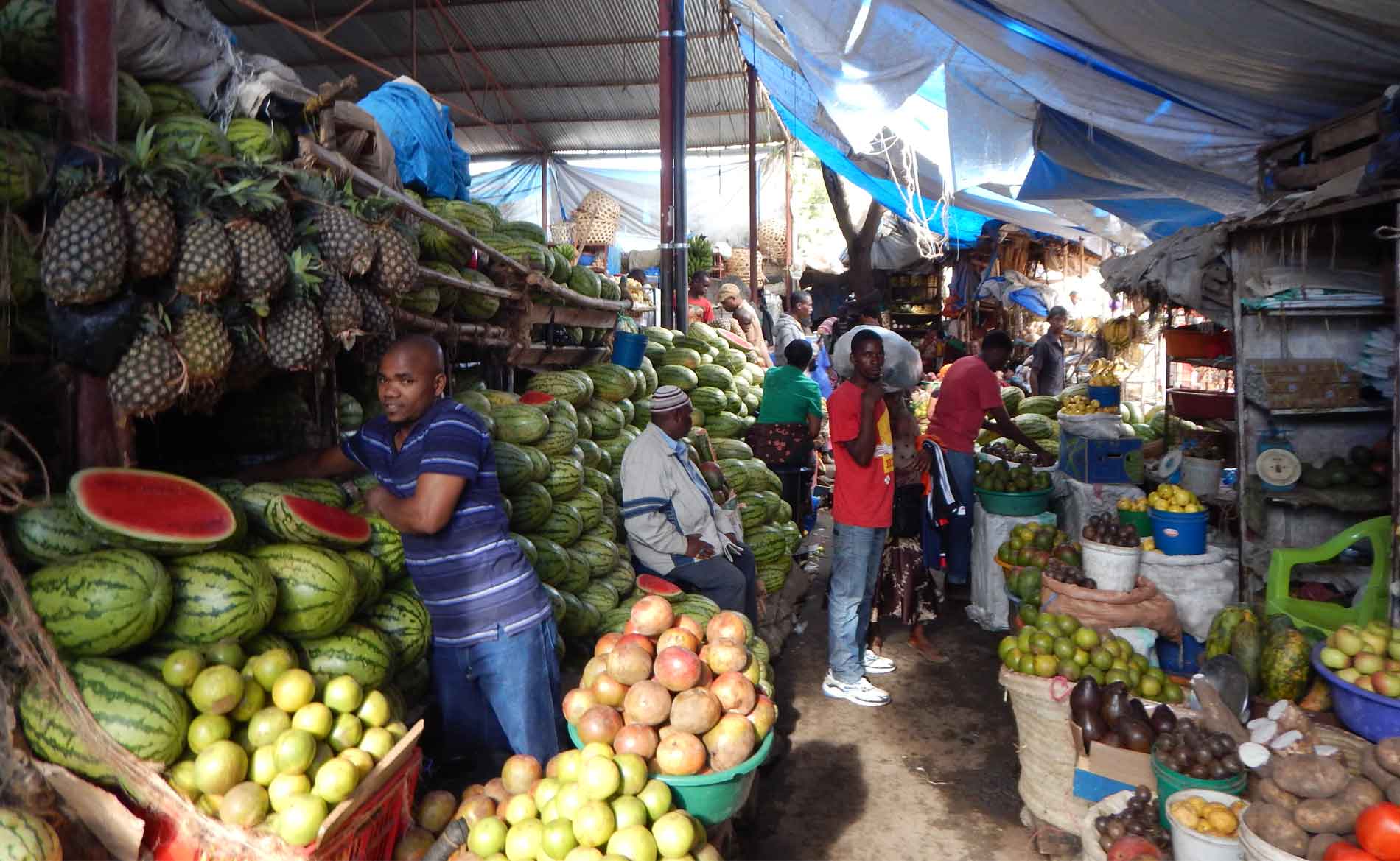 Auf dem Markt in Arusha werden viel Obst und Gemüse angeboten