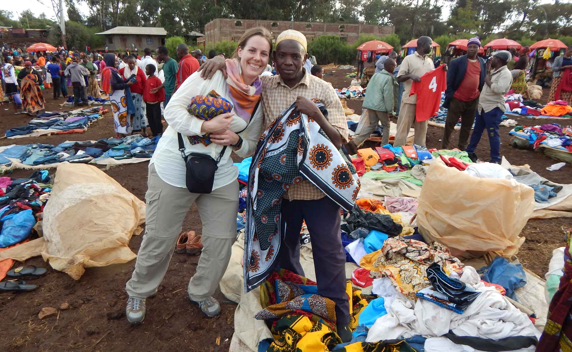 Kanga kauf dem wöchentlichen Maasai Markt kaufen