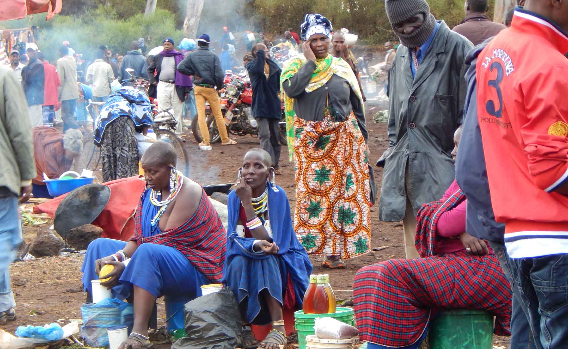Maasai Frauen verkaufen auf dem Markt Gemüse