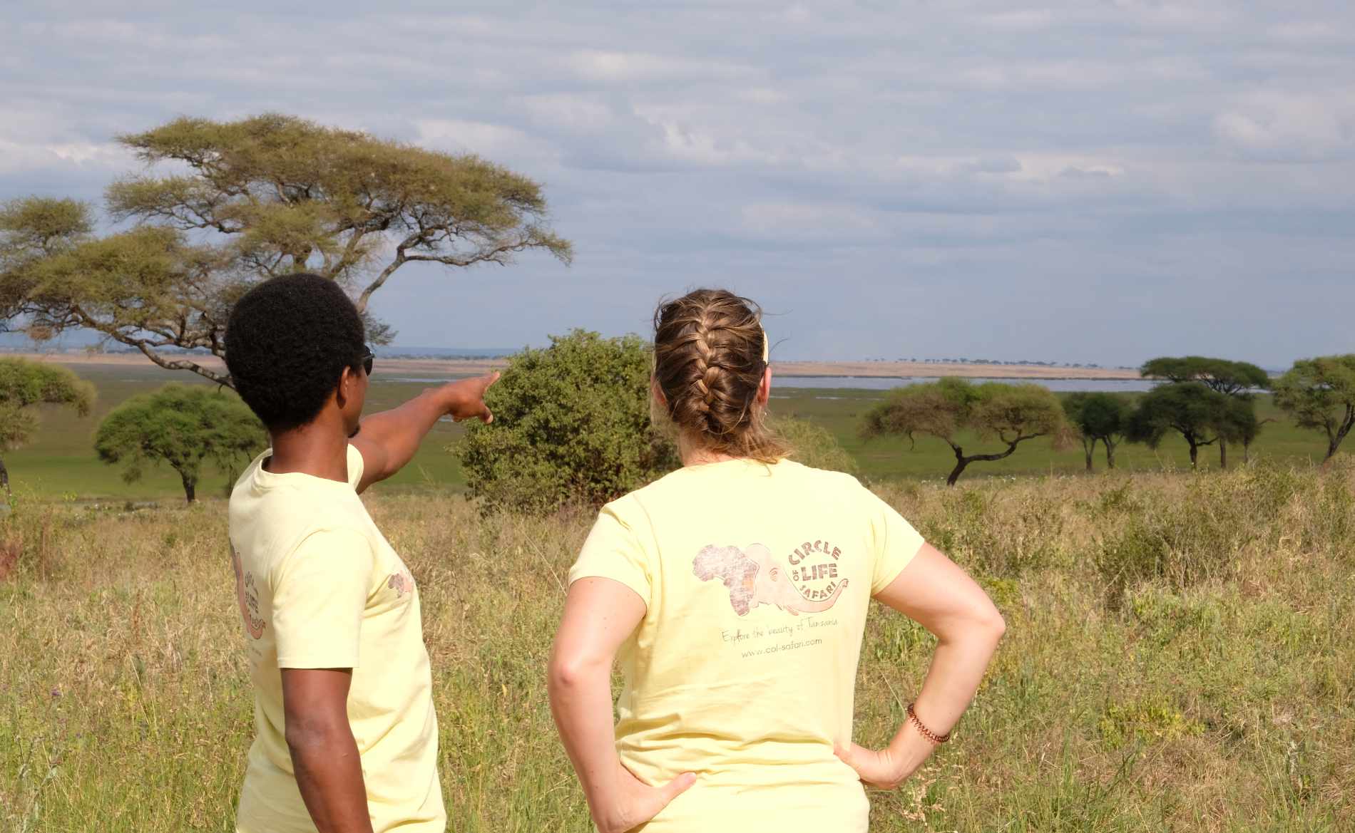 Godlove zeigt Nadine Elefanten in einiger Entfernung im Tarangire Nationalpark