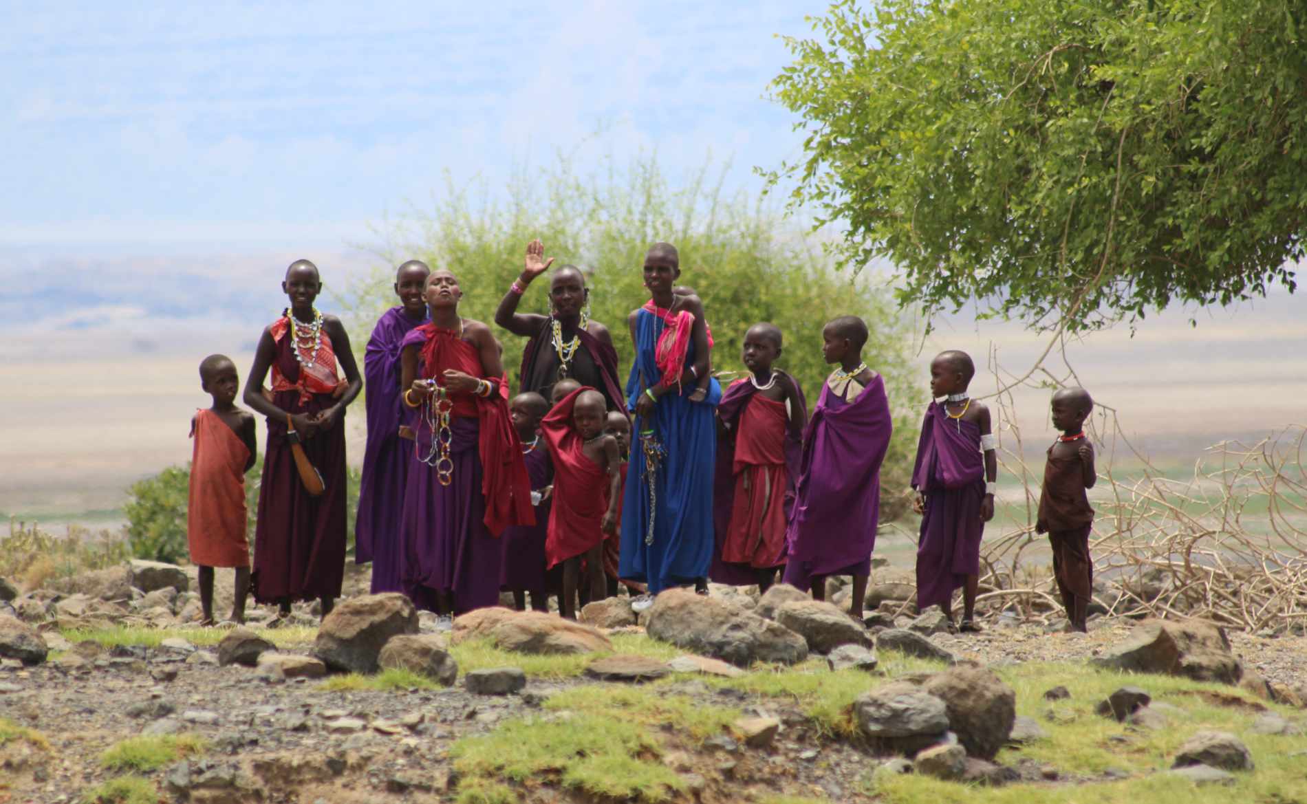 Maasai Frauen und Kinder am Natronsee