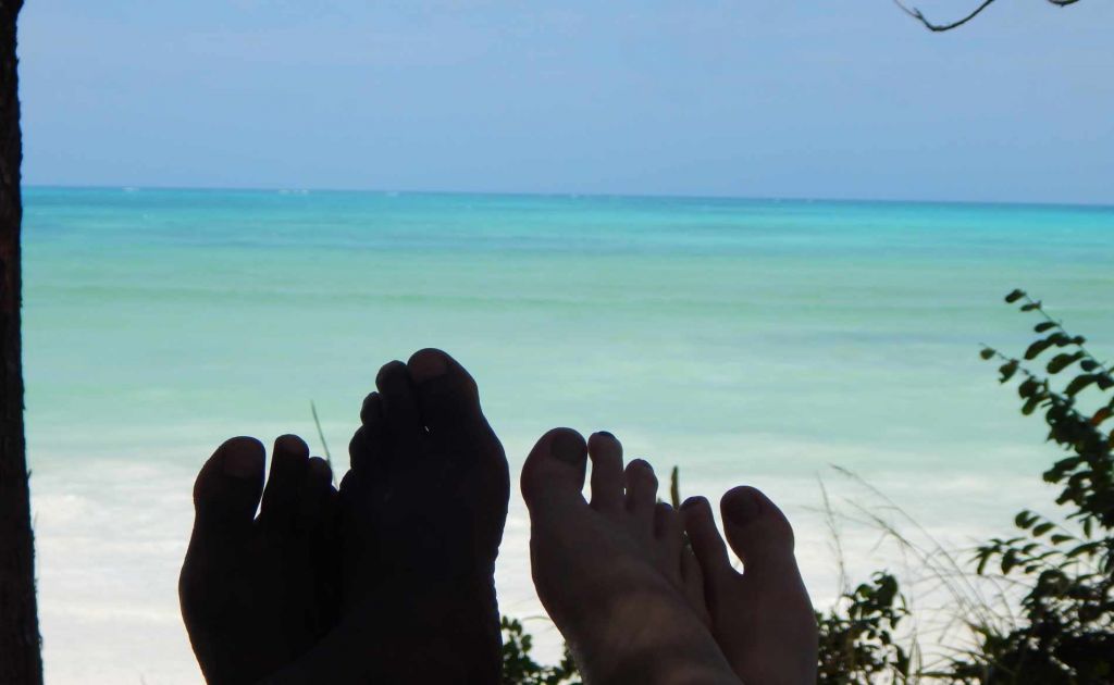 Füße hoch legen am Strand in Sansibar
