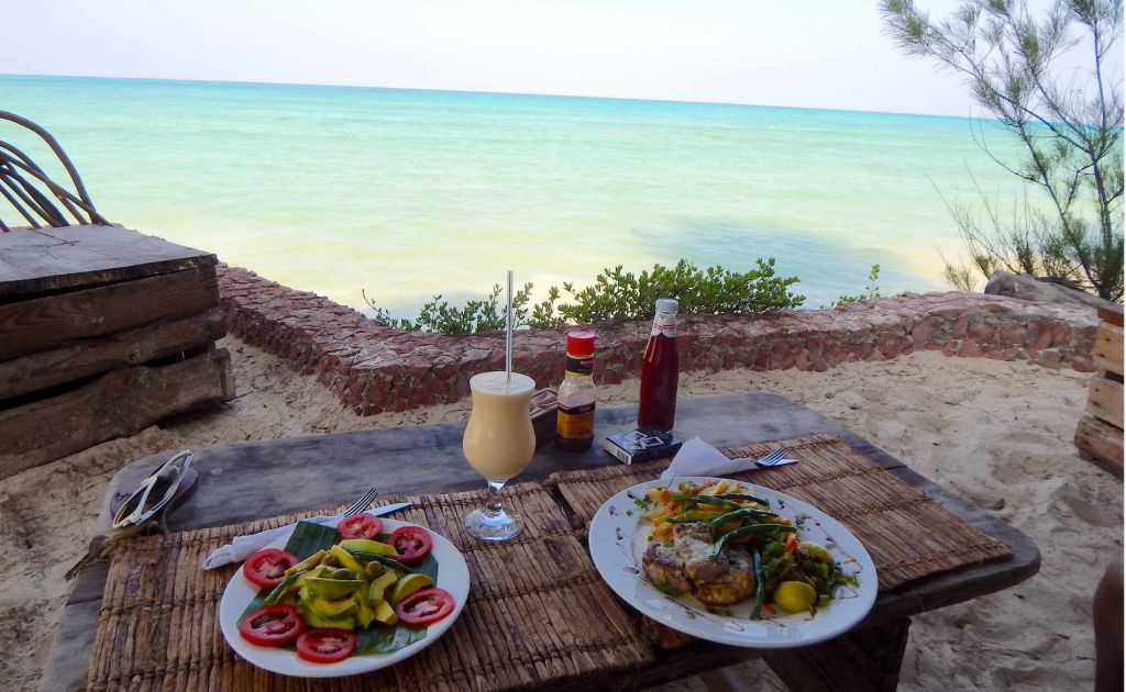 Strand Urlaub Sansibar: Mittagessen mit dem Meer im Hintergrund