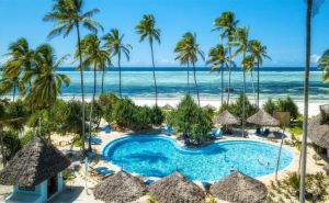 Das Zanzibar Queen Hotel mit tollem Pool und Meer im Hintergrund