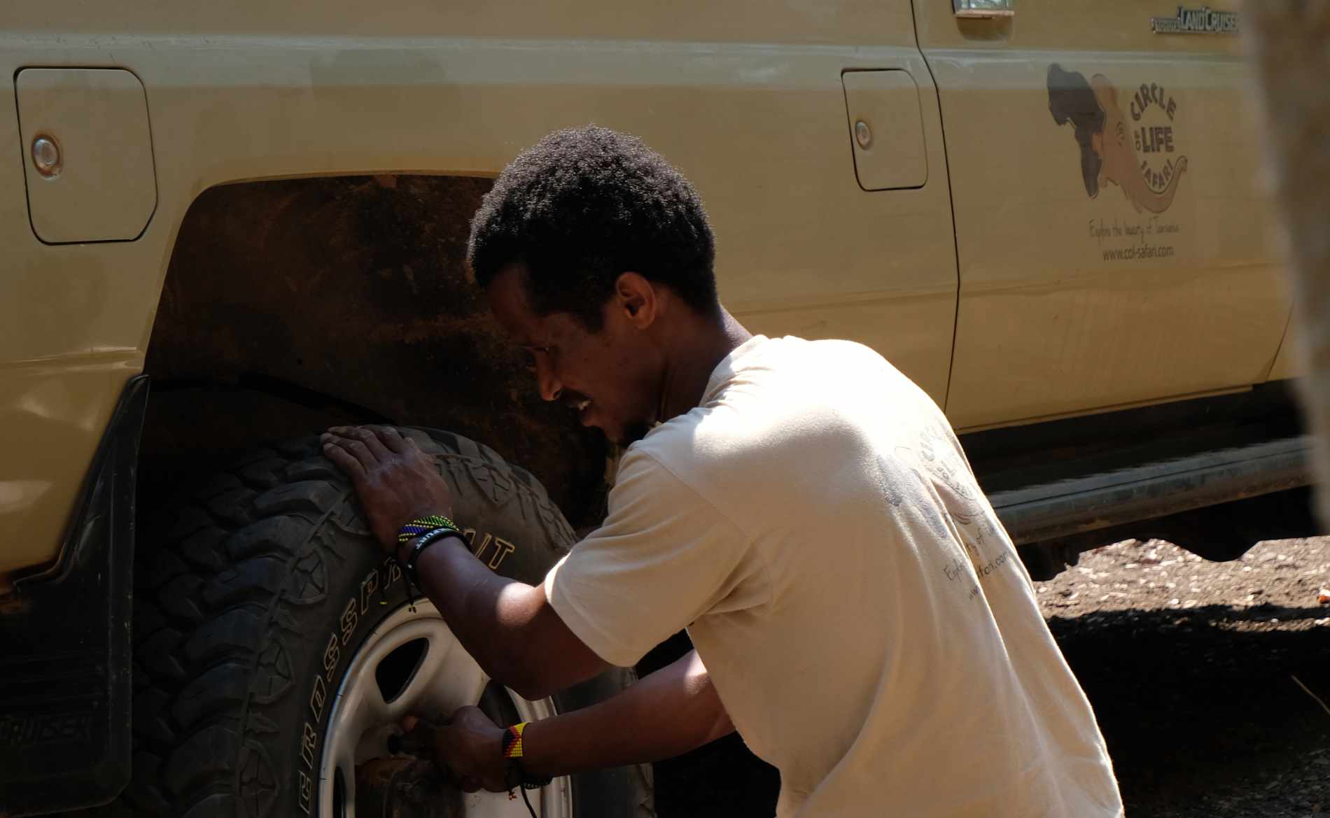 Guide Godlove beim Reifenwechsel am Safariauto